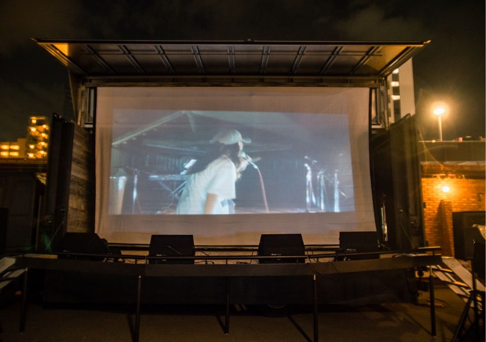 野外で映画鑑賞